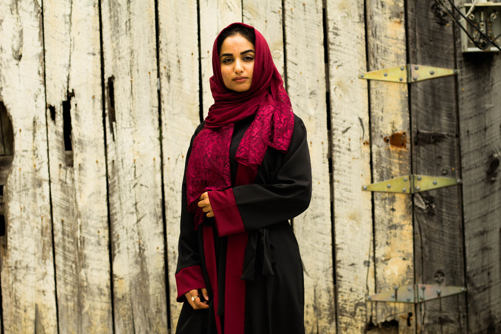 black and maroon open front abaya with waist tie